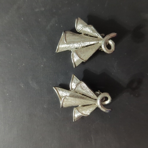 Vintage Jewelry - Vintage Silver Tone Fan Shape Clip On Statement Earrings